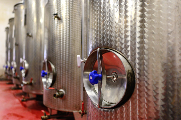 酒厂的钢桶图片下载