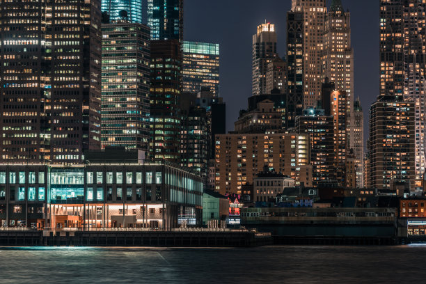 曼哈顿市中心的摩天大楼夜景图片下载