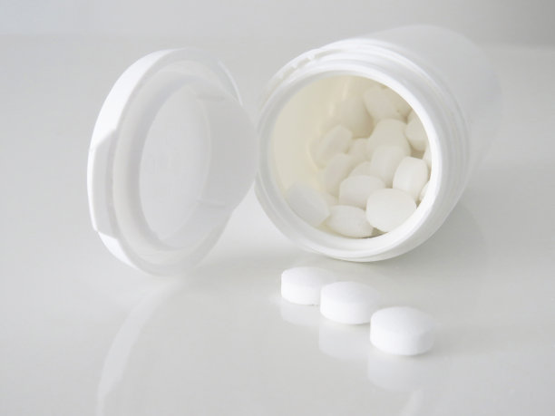 白色塑料容器，药丸和维生素隔离在白色背景。药白色药丸瓶。图片下载