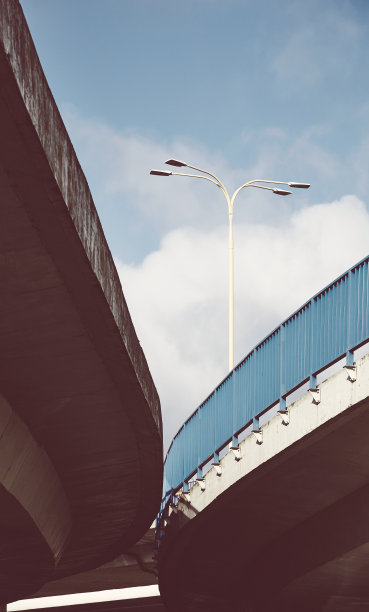 立交桥设有防撞护栏，色彩调和画面。图片下载