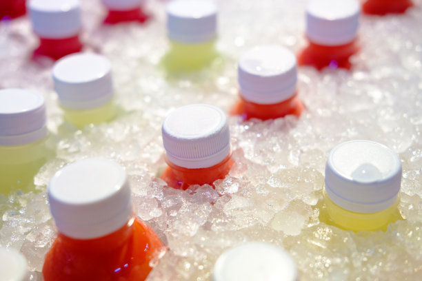 在食品市场出售的冰桶上的混合塑料瓶。图片下载