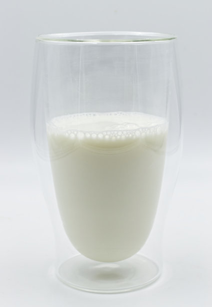 一杯牛奶孤立在白色背景上图片下载
