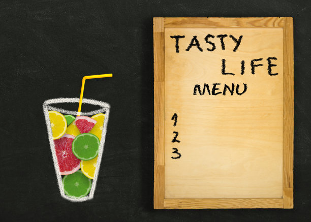 水果柑橘片放在玻璃杯和木板上图片下载