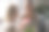中年母亲收到成年女儿的礼盒图片下载