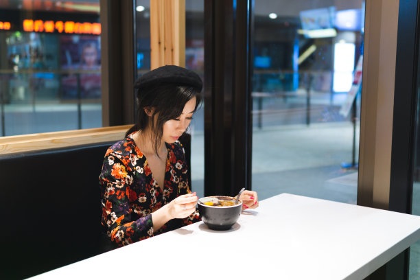 年轻美丽的亚洲女人吃台湾芋球甜点。图片下载