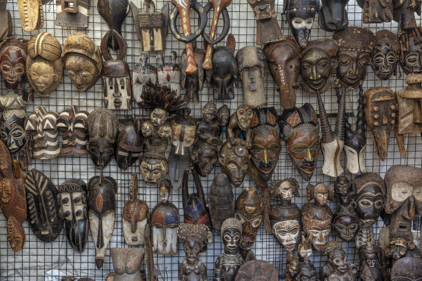 南非开普敦当地市场上的非洲面具图片下载