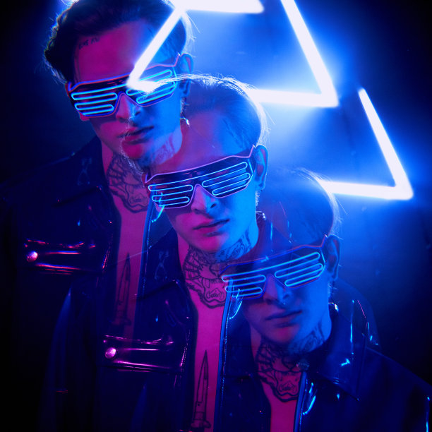 频闪照片的未来派青年与纹身在脖子上站在霓虹灯三角标志图片下载