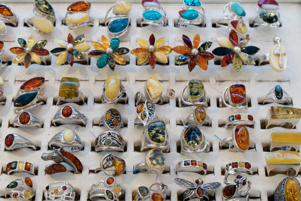 波兰索波特出售的琥珀吊坠。琥珀是波兰波罗的海沿岸最受欢迎的纪念品。图片下载