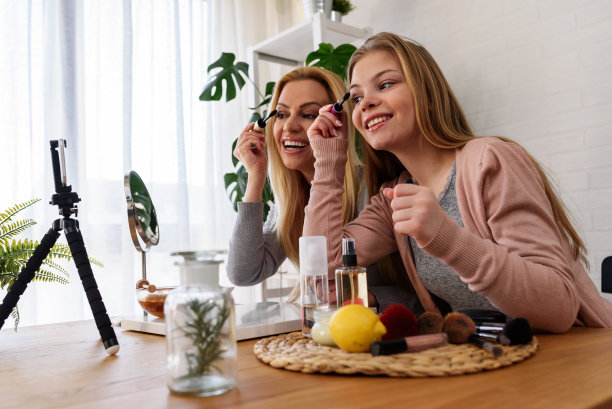 母女影响者在家一起在社交媒体上宣传天然化妆品和化妆品图片下载