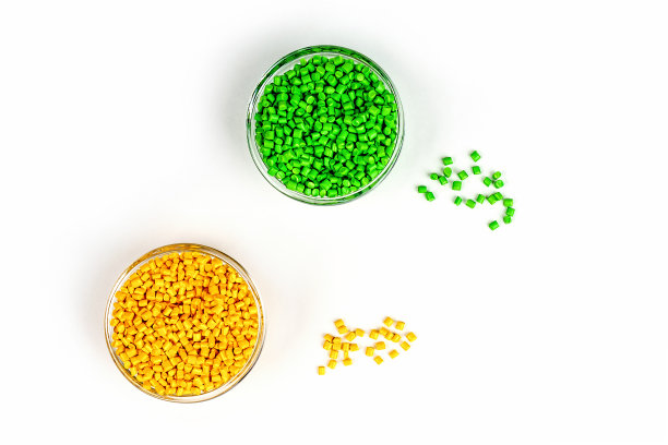塑料颗粒。聚合物颗粒。高分子染料。着色剂丸。图片下载
