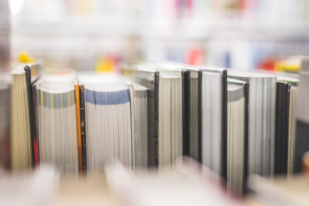 阅读与科学概念:公共图书馆藏书。近距离的照片。图片下载