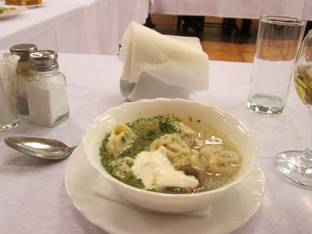 在餐馆里，一盘盛满了酸奶油汤圆的食物是一道俄罗斯热菜图片下载