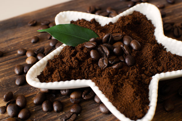 木板上的白碗咖啡粉素材图片下载