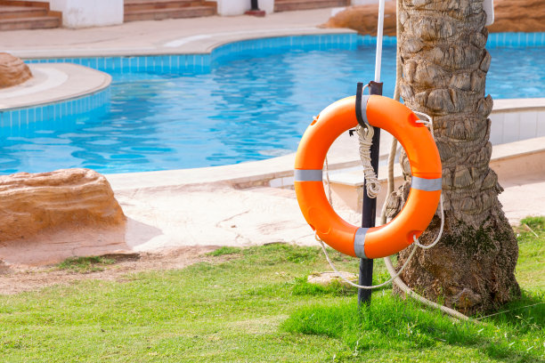 酒店泳池边的围栏上的救生圈图片下载