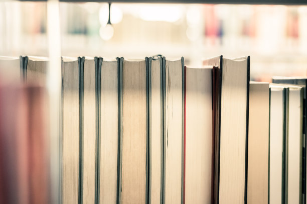 阅读与科学概念:公共图书馆藏书。近距离的照片。图片下载
