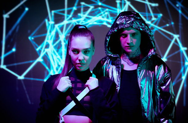 来自另一个世界的严肃的年轻人的肖像，站在霓虹灯线的背景下图片下载