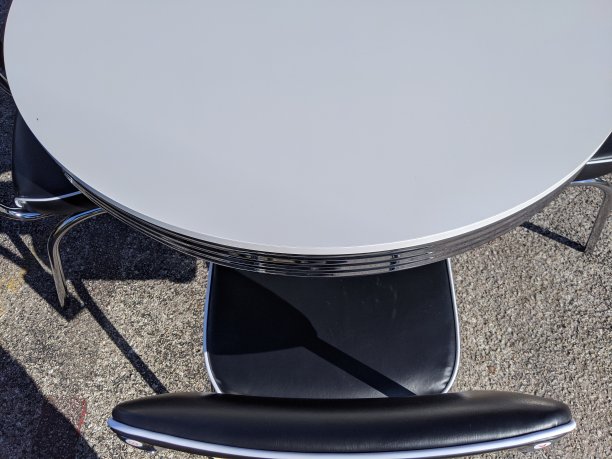 复古的白色餐桌家具风格和装饰图片下载