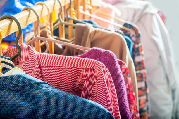 肩上有许多不同的衣服。特写镜头图片下载