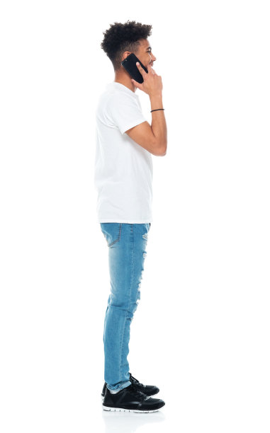 z一代十几岁的男孩穿着衬衫站在白色背景前使用手机图片下载