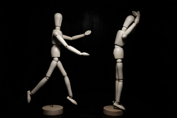 一个画着绝望的人体模型，另一个朝它冲过来图片下载