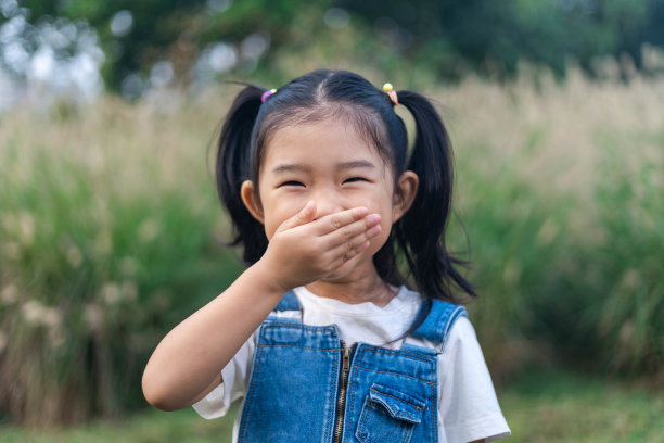 可爱的女孩捂住嘴图片下载