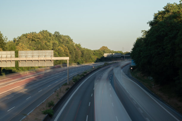 德国高速公路上的交通状况图片下载