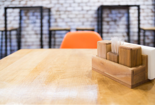 咖啡馆里的木桌，配有盐和胡椒瓶。现代咖啡馆室内图片下载