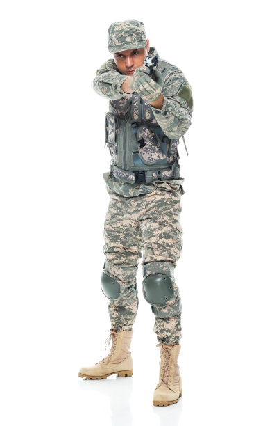 穿着制服，手持武器和手枪的白人年轻男性军队士兵，站在白色背景前图片下载