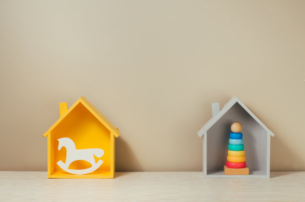 木屋、金字塔和架子上的摇木马图片下载