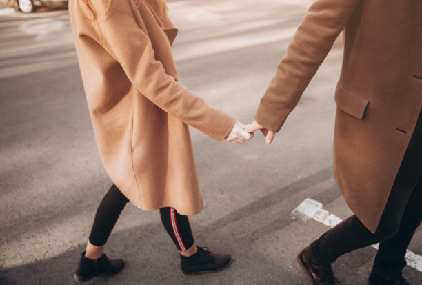 一对美丽的年轻夫妇在美丽的夕阳下散步。图片下载