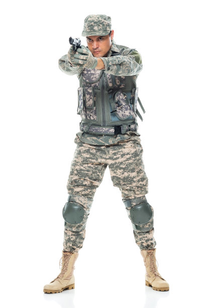 穿着制服，手持武器和手枪的白人年轻男性军队士兵，站在白色背景前图片下载