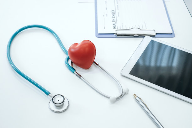 红心和听诊器放在桌子上。保持健康和心脏病的概念。图片下载