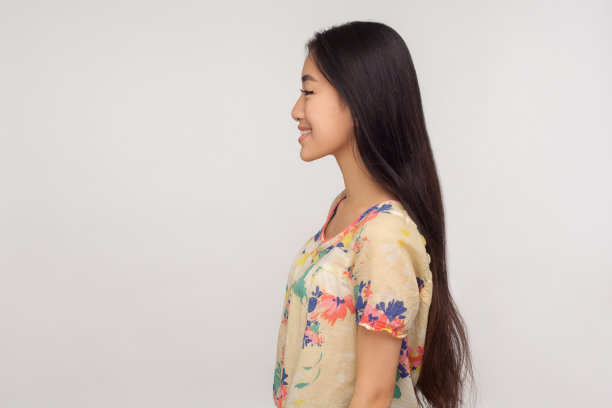 美容护肤。侧面的乐观迷人的亚洲女孩美丽的长黑发在衬衫看着拷贝空间图片下载