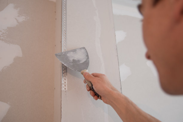 建筑工人使用抹灰工具完成旧墙图片下载
