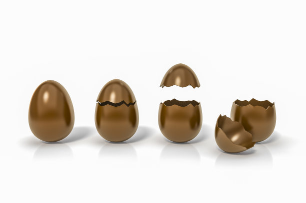 一个是完整的，第二个是破碎的，第三和第四个鸡蛋巧克力是开放的白色背景3d渲染。3d插图甜蜜复活节蛋节日贺卡模板最小的概念。图片下载
