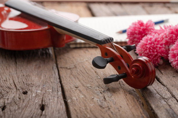 木制背景上的小提琴乐器特写图片下载