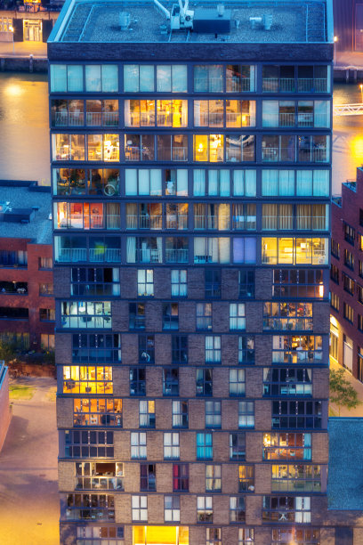 黄昏时分的现代公寓楼图片下载