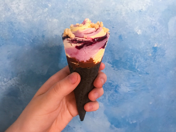 手持香草浆果冰淇淋巧克力蛋卷图片下载