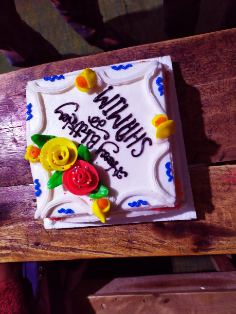 生日蛋糕和生日祝福信。色彩鲜艳，看起来很好吃。桌上的白色生日蛋糕。图片下载