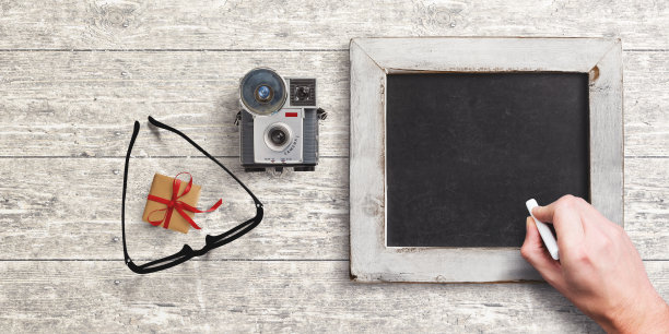 递上一块空黑板图片下载