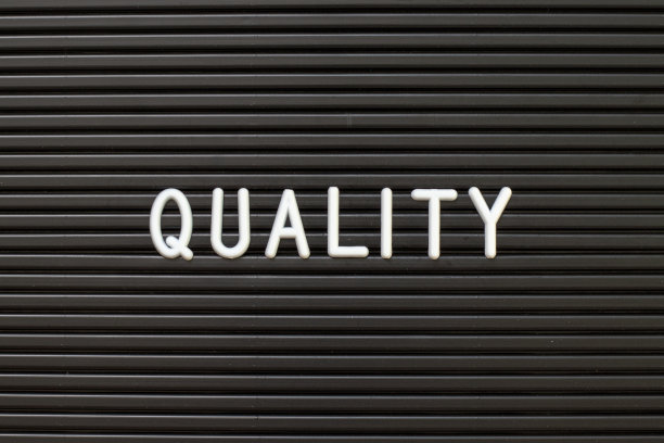 白色字母黑色毛毡留言板背景图片下载