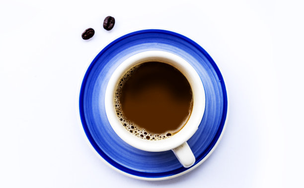 蓝色的咖啡杯和咖啡豆在一个灰色的背景-顶视图图片下载