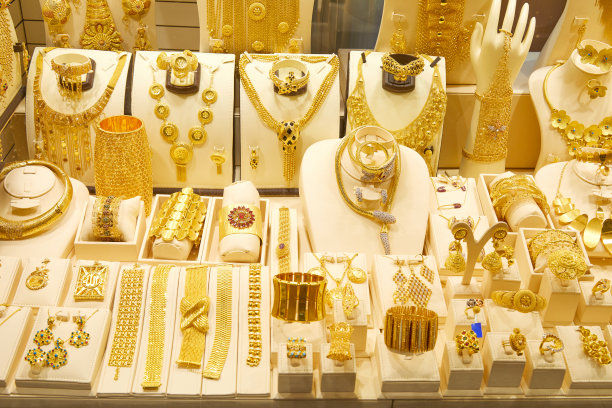 金色露天市场橱窗，展示珠宝、项链、手镯和奢侈配饰图片下载