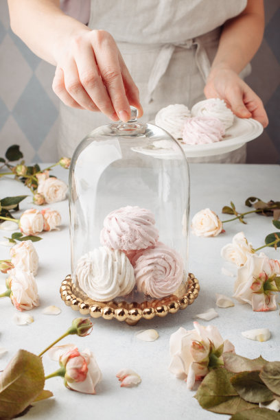 家庭主妇包装蛋糕特写，带文字空间食物概念样机图片下载