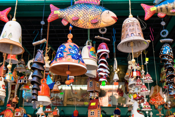 波兰索波特出售的琥珀吊坠。琥珀是波兰波罗的海沿岸最受欢迎的纪念品。图片下载