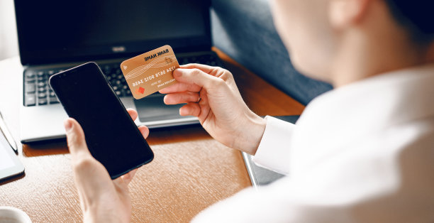 商务男人使用银行卡和手机购物的俯视照片图片下载