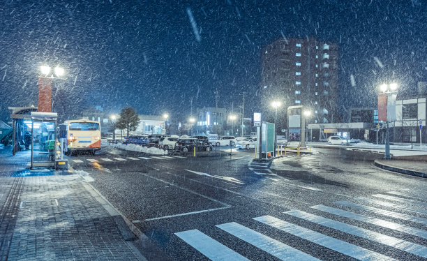 日本，山形，夜晚天空湛蓝的城市正在下雪。图片下载