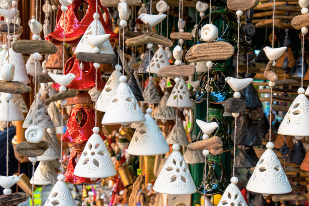 波兰索波特出售的琥珀吊坠。琥珀是波兰波罗的海沿岸最受欢迎的纪念品。图片下载