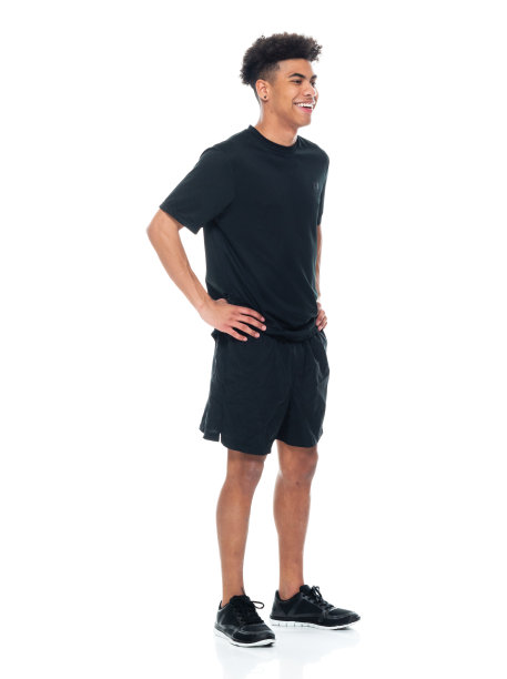 非洲裔年轻男性穿着短裤站在白色背景前图片下载
