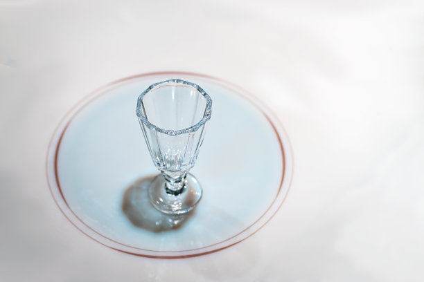 玻璃架子上的传统的伏特加酒饮用玻璃。图片下载